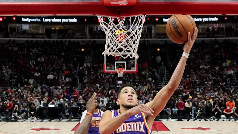 Phoenix Suns&#39; Devin Booker (1) scores past Chicago Bulls&#39; Javonte Green during the first half of an NBA basketball game Monday, Feb. 7, 2022, in Chicago. (AP Photo/Charles Rex Arbogast)


