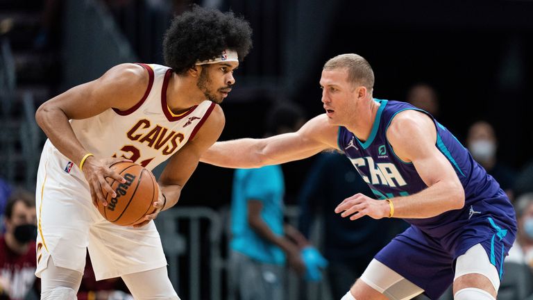 Charlotte Hornets center Mason Plumlee, right, guards Cleveland Cavaliers center Jarrett Allen, left, during the first half of an NBA basketball game in Charlotte, NC, Friday, Feb.  4, 2022.
