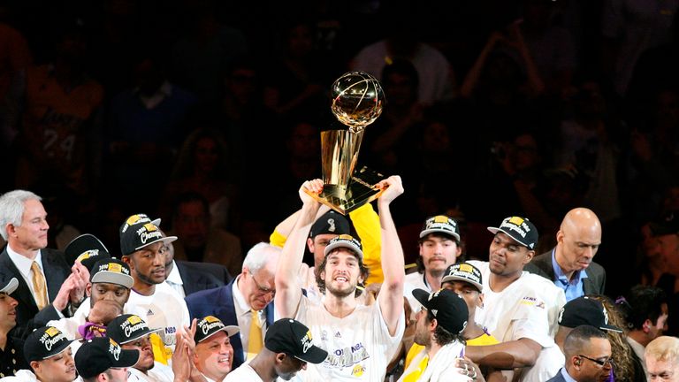 Los Angeles Lakers center Pau Gasol (16) holds up the Larry O&#39;Brien trophy after winning Game 6 of the 2010 NBA Finals, Los Angeles Lakers against the Boston Celtics, Thursday, June 17, 2010 in Los Angeles. The Lakers defeated the Celtics 83-79 to win their 16th NBA title. (Kevin Reece via AP)


