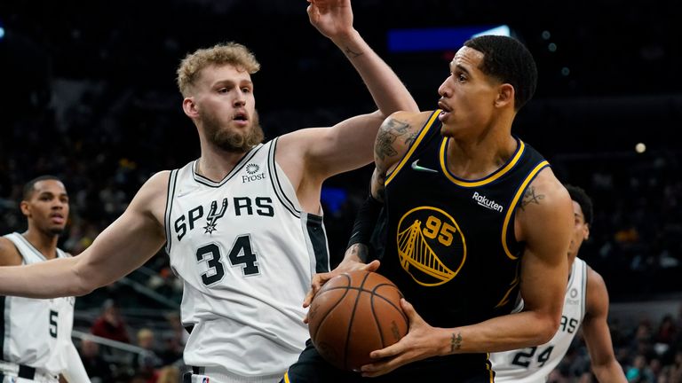 Golden State Warriors forward Juan Toscano-Anderson (95) drives to the basket against San Antonio Spurs center Jock Landale (34) during the first half of an NBA basketball game, Tuesday, Feb. 1, 2022, in San Antonio.