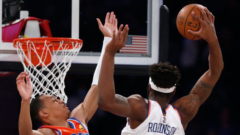 Les Knicks de New York  Mitchell Robinson (23 ans) tire sur Darius Bazley au Thunder d'Oklahoma City (7) lors de la première mi-temps d'un match de basket NBA le lundi 14 février 2022 à New York.  (Presse associée/John Monson)