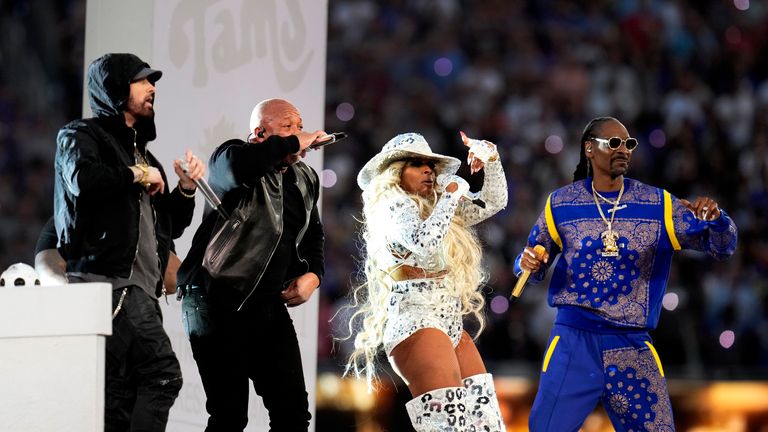 L'émission de mi-temps du Super Bowl LVI en 2022 a présenté un casting de stars du monde du hip-hop et du R&B