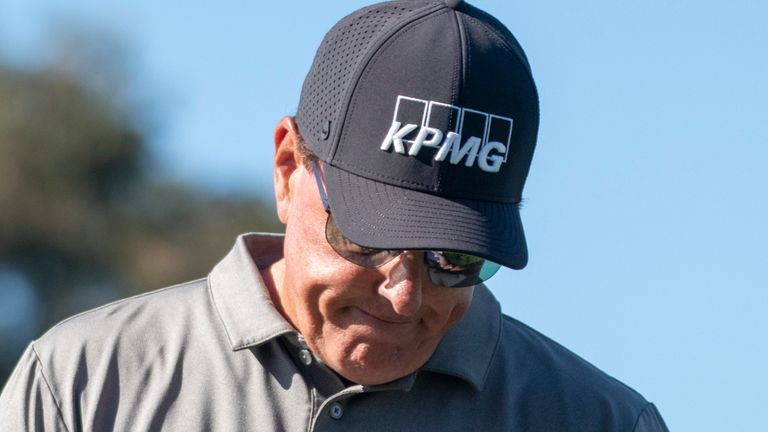 El comisionado del PGA Tour, Jay Monahan, dice que Phil Mickelson debe llamarlo por teléfono para discutir sus controvertidos comentarios sobre el recorrido que llevaron al actual ganador del Campeonato de la PGA a alejarse del juego.