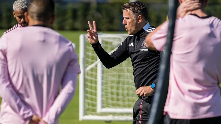 Phil Nevil preparando a su equipo antes del regreso de la MLS este fin de semana.  (Crédito: Inter Miami)