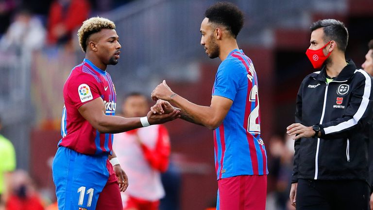 Pierre-Emerick Aubameyang reemplaza a Adama Traore durante el partido de La Liga de Barcelona contra el Atlético de Madrid