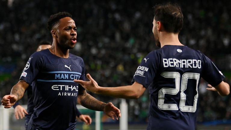 Raheem Sterling applaudit avec Bernardo Silva après avoir marqué le cinquième but de Manchester City contre le Sporting Lisbon