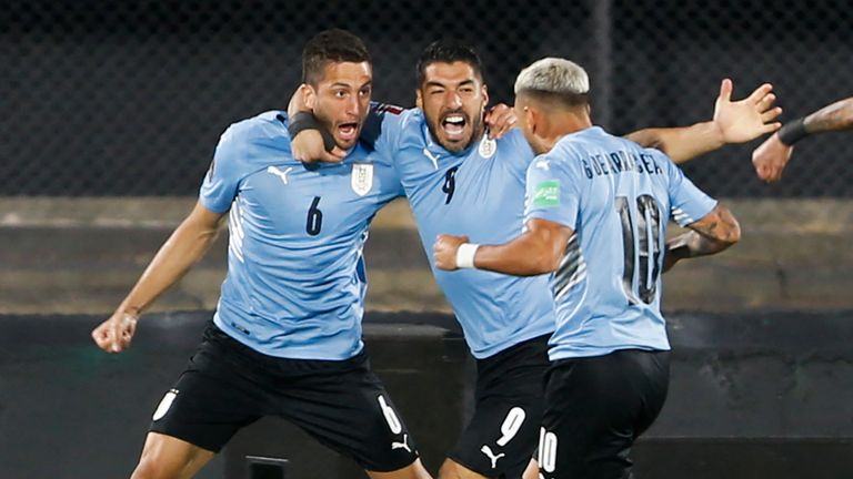 El fichaje del Tottenham en enero, Rodrigo Bentancur (izquierda), puso a Uruguay en ventaja en el primer minuto contra Venezuela