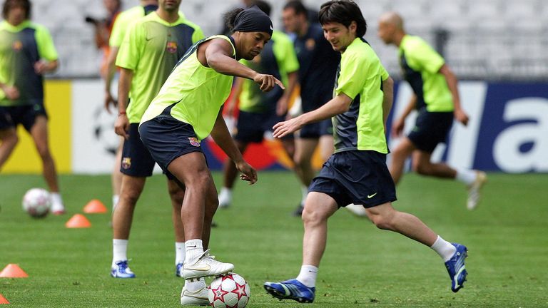 Ronaldinho y Lionel Messi en un entrenamiento con el Barcelona