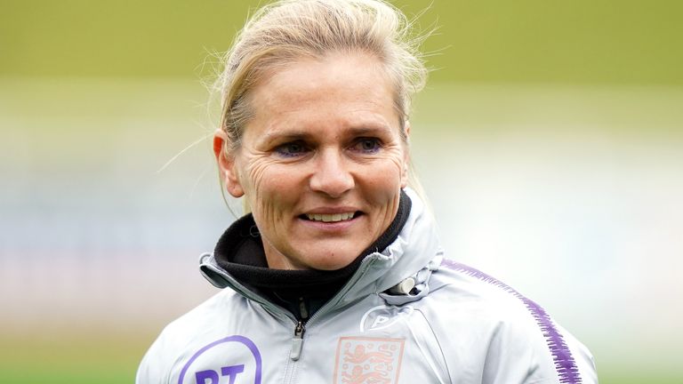 Sarina Wegman, directora de Inglaterra, durante una sesión de entrenamiento en St George's Park, Burton upon Trent.  Fecha de la foto: martes, 23 de noviembre de 2021.