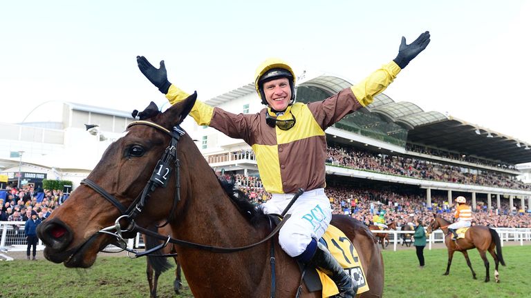 Paul Townend celebra después de la victoria de Burning Victory en el Triumph Hurdle