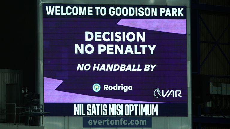 Pantalla grande después de que el VAR decide que no hay penalización por una posible mano de Rodrigo (no en la foto) del Manchester City durante el partido de la Premier League en Goodison Park, Liverpool.  Imagen fecha: sábado 26 de febrero de 2022.