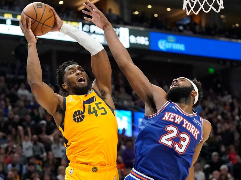 Booker scores 38, NBA-best Suns hang on, beat Bulls 127-124