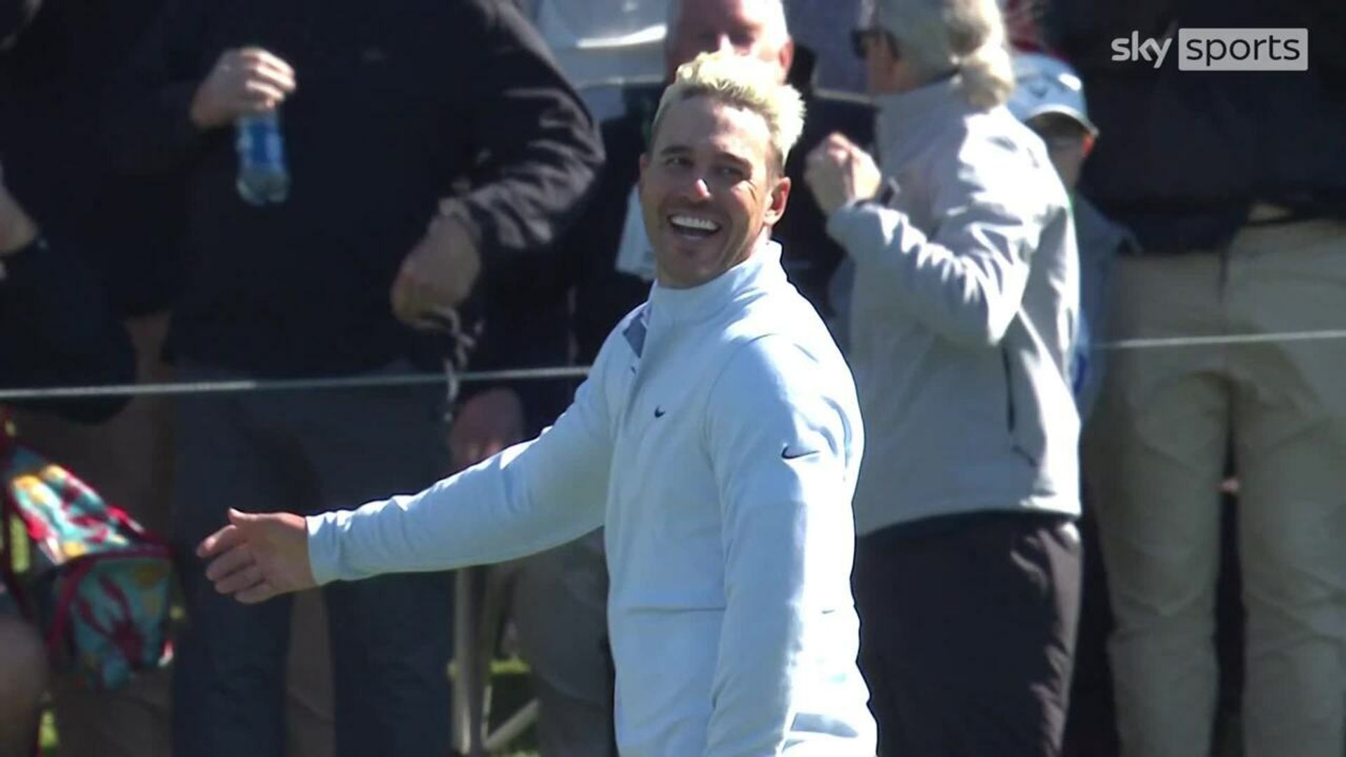 Brooks laughs at misfortune on 17