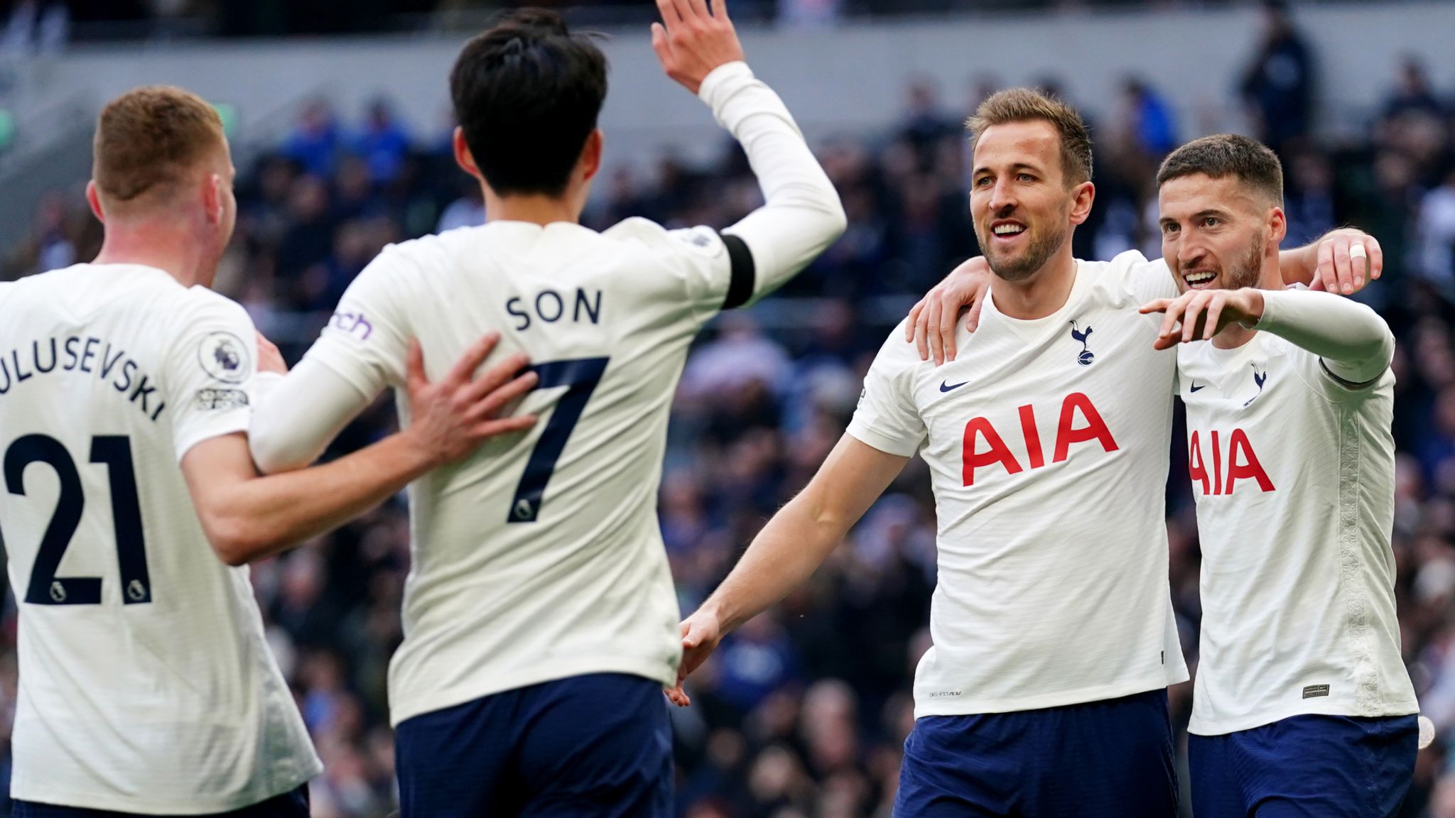 Harry Kane treble leads Tottenham to victory over Leicester