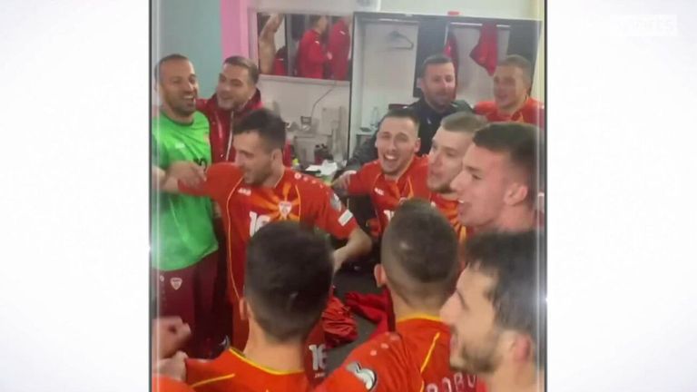 Los jugadores y fanáticos de Macedonia del Norte celebran después de vencer a Italia en la semifinal de los play-offs de la Copa del Mundo. 