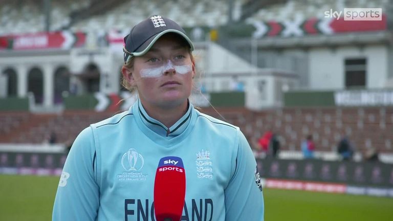 Sophie Ecclestone, İngiltere'nin yarı finale çıkmak için Bangladeş'i yendikten sonra baskı altında en iyi kriketini oynadığına inanıyor