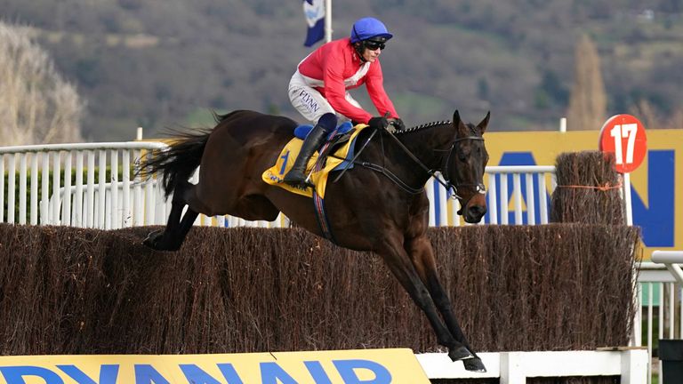 Allaho montado por Paul Townend en su camino a ganar el Ryanair Chase (registrado como el Trofeo del Festival) durante el tercer día del Festival de Cheltenham en el hipódromo de Cheltenham.  Imagen fecha: jueves 17 de marzo de 2022.