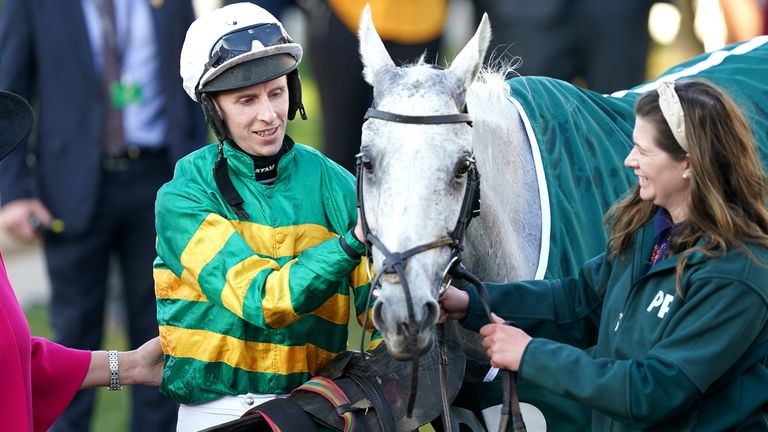 El jinete Mark Walsh celebra con el caballo Elimay después de ganar el Mrs Paddy Power Mares'  Chase durante el cuarto día del Festival de Cheltenham en el hipódromo de Cheltenham.  Imagen fecha: viernes 18 de marzo de 2022.