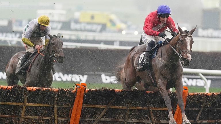 Paul Townend sobre Sir Gerhard (vermelho) fica em último lugar e vence a barreira dos novatos de Ballymore