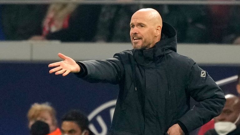 El entrenador del Ajax, Erik ten Hag, da instrucciones a sus jugadores durante el partido de vuelta de la Liga de Campeones de la UEFA, octavos de final, entre el Ajax y el Benfica en el Johan Cruyff Arena.