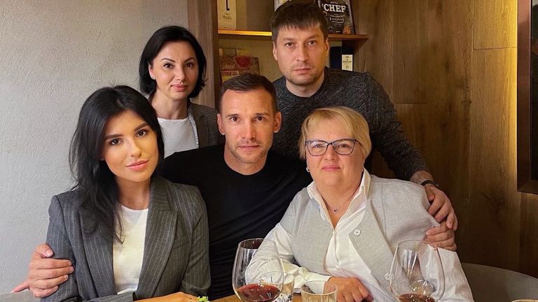 Andrei Shevchenko yeğeni, kız kardeşi ve annesiyle daha mutlu zamanlarında.
