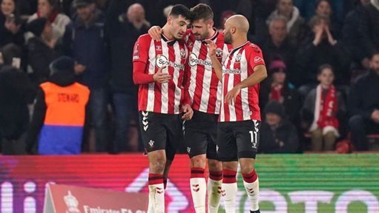 Armando Broja (izquierda) del Southampton celebra marcar el tercer gol del partido de su equipo con Jack Stephens y Nathan Redmond