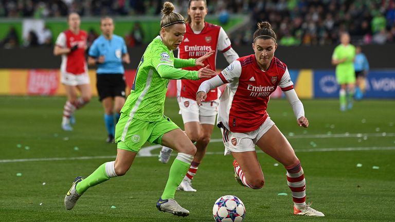 Wolfsburg's Svenja Huth (l) plays against Arsenal's Steph Catley. (Pic: Swen Pf'rtner/picture-alliance/dpa/AP Images)