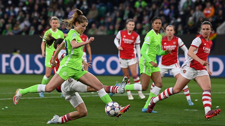Wolfsburg&#39;s Tabea Wassmuth (2nd from left) shoots at goal. (Pic: Swen Pf&#39;rtner/picture-alliance/dpa/AP Images)