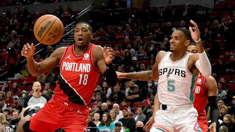 Highlights of the clash between the San Antonio Spurs and the Portland Trail Blazers in Week 23 of the NBA.