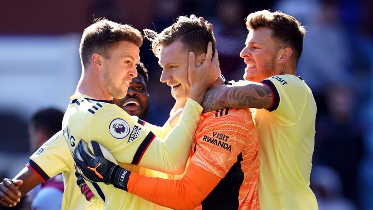 Bernd Leno, Ben White y Rob Holding celebran la victoria sobre el Aston Villa