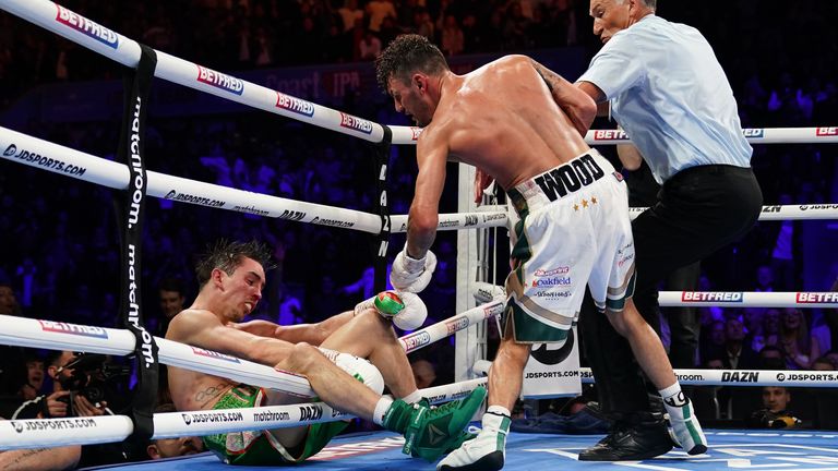 Michael Conlan cai do ringue após ser nocauteado por Leigh Wood na disputa pelo título mundial peso pena da WBA