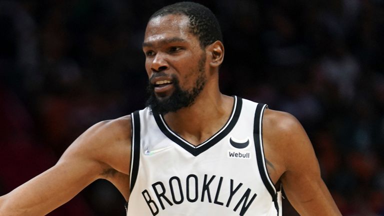 El alero de los Nets de Brooklyn, Kevin Durant (7), felicita al escolta de los Nets de Brooklyn, Seth Curry, a la izquierda después de hacer un tiro de tres puntos durante la segunda mitad de un partido de baloncesto de la NBA contra el Heat de Miami, el sábado 26 de marzo de 2022 en Miami.  (Foto AP/Jim Rassol)