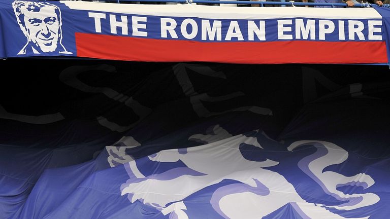 Penggemar Chelsea mengangkat spanduk untuk Roman Abramovich di Stamford Bridge pada hari Minggu