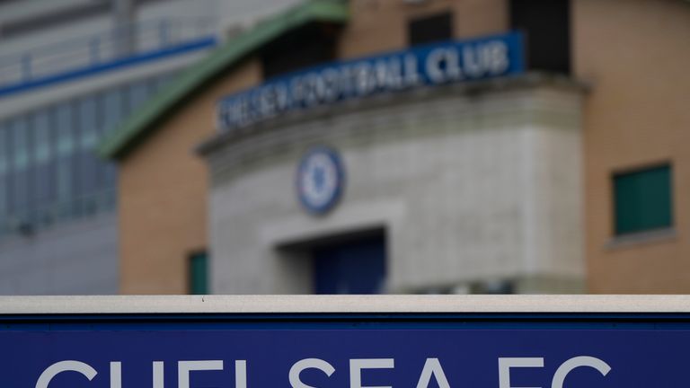 Una vista general del estadio Stamford Bridge, sede del club de fútbol Chelsea, en Londres, el jueves 3 de marzo de 2022. Ante la amenaza de sanciones financieras que se avecinan, el propietario ruso del Chelsea, Roman Abramovich, confirmó el miércoles que está tratando de vender el club de la Premier League que convirtió. en una máquina ganadora de trofeos de élite con su generosa inversión.  (Foto AP/Alastair Grant)