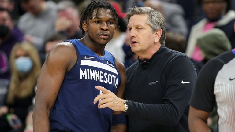 El entrenador en jefe de los Minnesota Timberwolves, Chris Finch, y Anthony Edwards conversan al margen