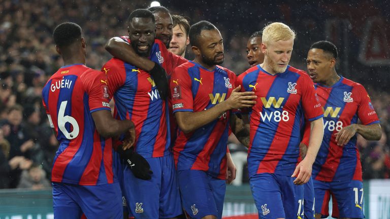 Cheikhou Kouyate del Crystal Palace celebra con sus compañeros de equipo después de anotar contra el Stoke
