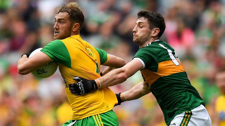 21 July 2019; Stephen McMenamin of Donegal in action against Paul Geaney of Kerry during the GAA Football All-Ireland Senior Championship Quarter-Final Group 1 Phase 2 match between Kerry and Donegal at Croke Park in Dublin. Photo by David Fitzgerald/Sportsfile