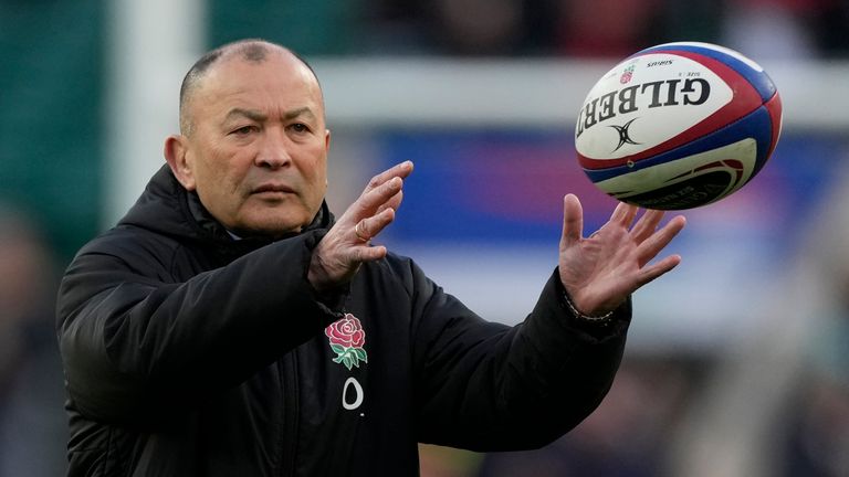 Eddie Jones dari Inggris telah membalas Sir Clive Woodward, mengatakan dia merasa sedih untuknya dan menyindir: 'Dia tidak banyak yang harus dilakukan'