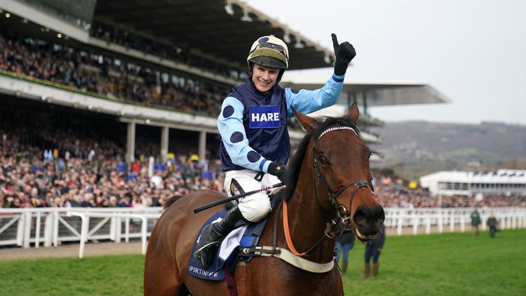 Tom Cannon saluda a las cámaras después de su primera victoria en el Festival de Cheltenham en Edwardstone en el Arkle