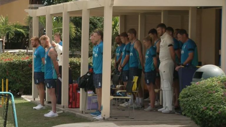 England&#39;s cricketer observe a silence in tribute to Shane Warne.