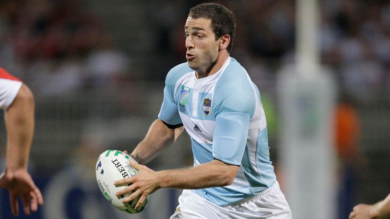 Argentina's Federico Martin Aramburu, center, runs with the ball during their Rugby World Cup Group D match between Argentina and Georgia, Tuesday Sept.11, 2007 at the Stade Gerland stadium in Lyon, central France. 