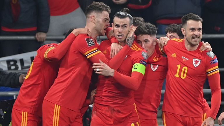 Gareth Bale celebra con sus compañeros de equipo de Gales después de su impresionante tiro libre contra Austria