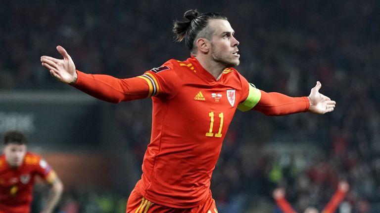 Gareth Bale firar sitt andra mål mot Österrike