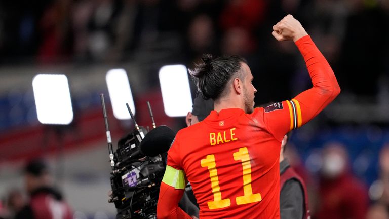 Gales & # 39;  Gareth Bale celebra después del partido de fútbol de la eliminatoria de la Copa Mundial 2022 entre Gales y Austria en el Cardiff City Stadium, en Cardiff, Reino Unido, el jueves 24 de marzo de 2022. Gales ganó 2-1.  (Prensa asociada/Matt Dunham)
