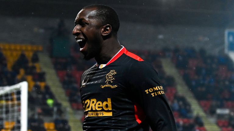 Glen Kamara celebra después de poner a los Rangers por delante contra St Johnston