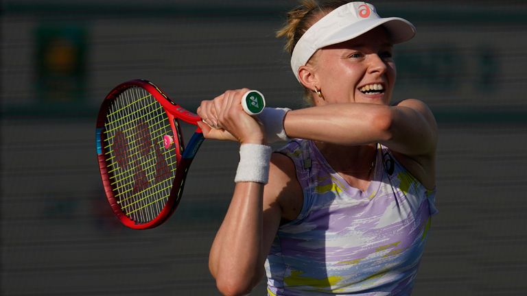 Harriet Dart iz Britanije se vrne k Kaii Kanepi iz Estonije med teniškim dvobojem BNP Paribas Open v nedeljo, 13. marca 2022, v Indian Wellsu v Kaliforniji.  (AP Photo/Marcio Jose Sanchez)