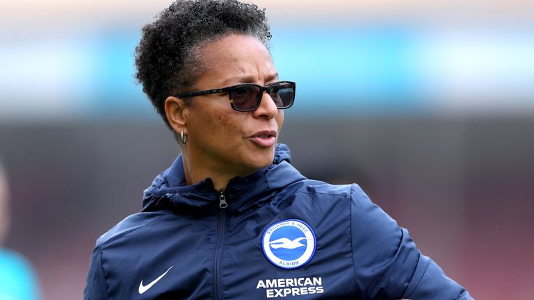 Hope Powell, gerente de Brighton y Hove Albion, antes del partido de la FA Women's Super League en el People's Pension Stadium, Crawley.  Fecha de la imagen: domingo 10 de octubre de 2021.