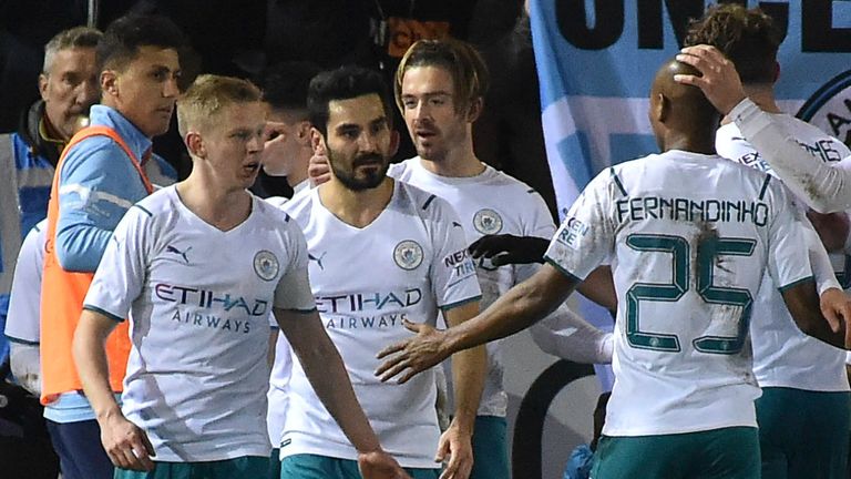 Jack Grealish celebra su gol con sus compañeros