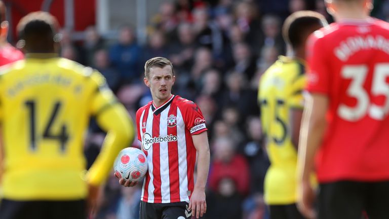 Southampton-kaptein James Ward-Prowse var nær ved å score et frispark sent på dagen