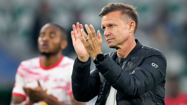 Leipzig&#39;s head coach Jesse Marsch, right, applauds after the German Bundesliga soccer match between VfL Wolfsburg and RB Leipzig in Wolfsburg, Germany, Sunday, Aug. 29, 2021. Wolfsburg defeated Leipzig by 1-0. (AP Photo/Michael Sohn)